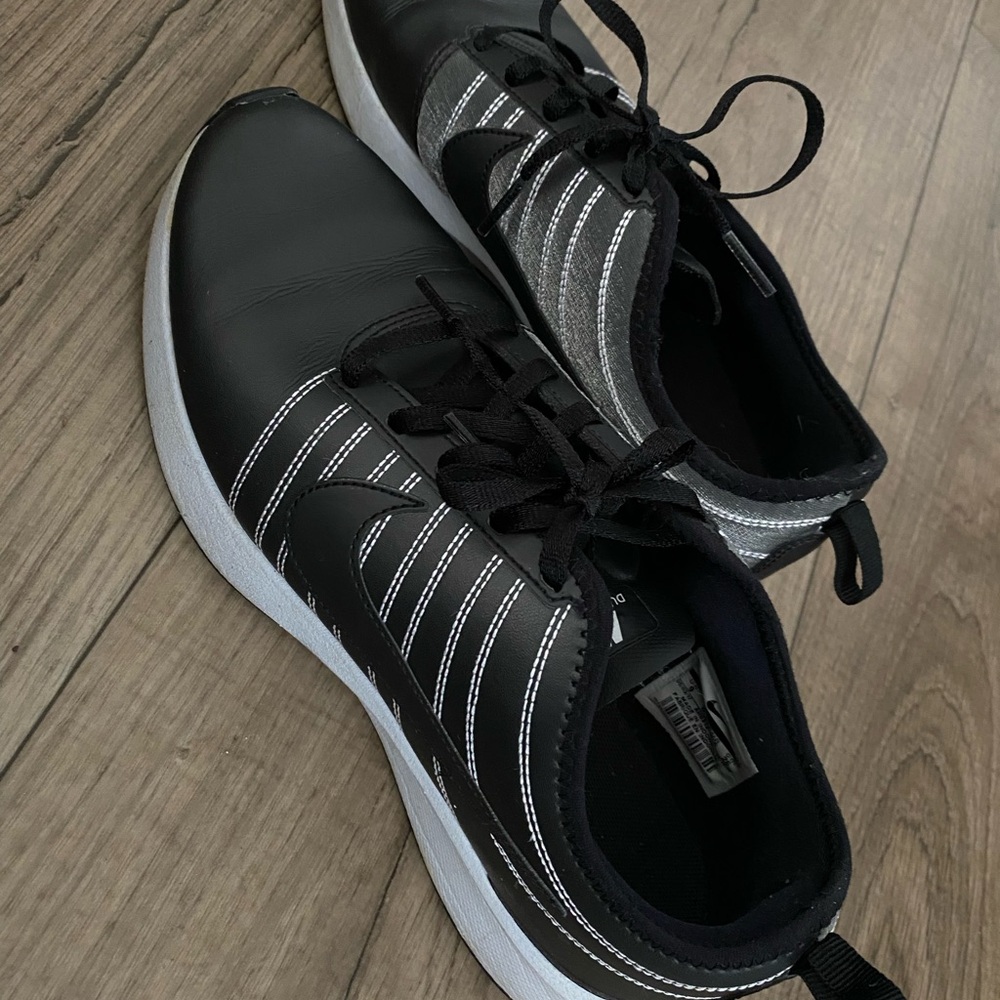 Nike Black and Gray Women’s Sneakers - Picture 2 of 4